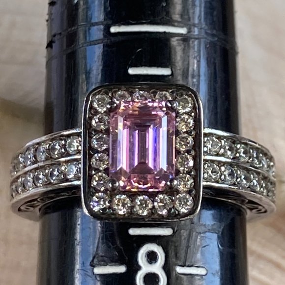 Striking HVE pink CZ and small CZ gems in sterling silver setting ring - Picture 2 of 12